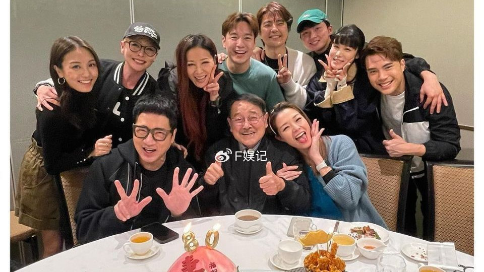 开心收金寿桃!众多TVB艺人同事造惊喜为刘丹庆祝80岁生日|刘恺威|处境剧|家人|汤盈盈|单立文_新浪新闻