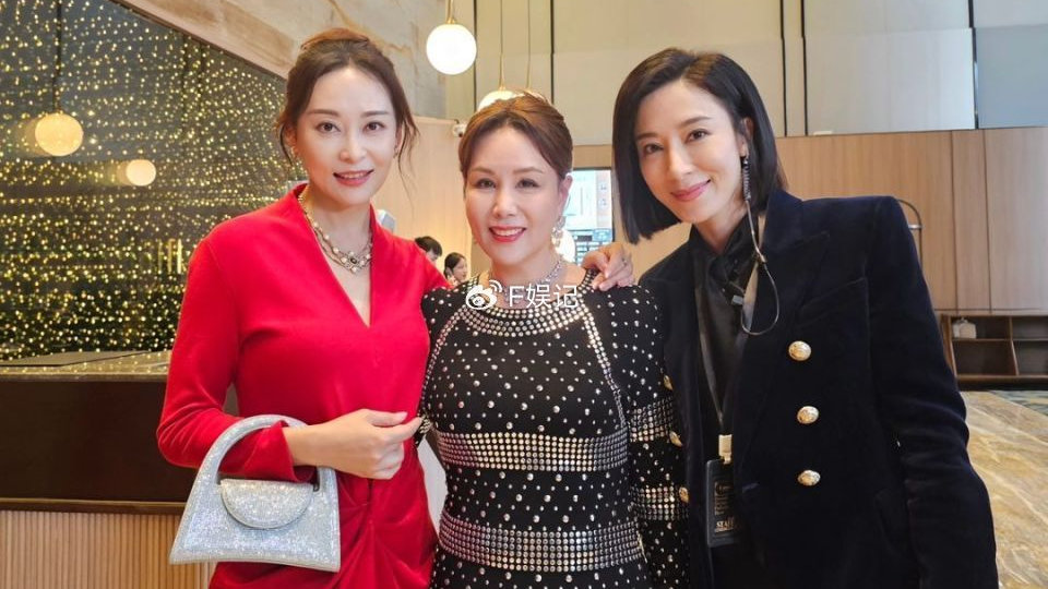 杨怡杨卓娜片场合影曝光 姐妹俩五官很像但风格不同|杨卓娜|杨怡|姐妹俩_新浪新闻