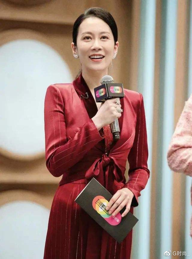 温峥嵘的美藏在气质里,条纹西装简约大气,红色显出高级女人味休闲区蓝鸢梦想 - Www.slyday.coM 温峥嵘的美藏在气质里,条纹西装简约大气,红色显出高级女人味休闲区蓝鸢梦想 - Www.slyday.coM