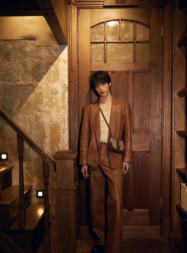 刘耀文的男模身材遇到gucci皮衣——请半永久吧