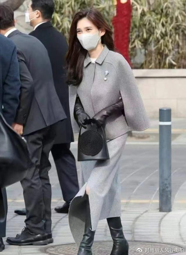 三星长公主陪LV总裁参观!穿掐腰西装造型封神,78岁妈妈更是优雅__财经头条