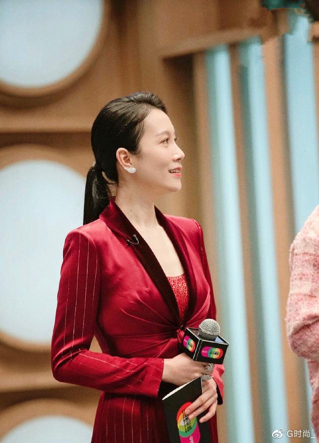 温峥嵘的美藏在气质里,条纹西装简约大气,红色显出高级女人味休闲区蓝鸢梦想 - Www.slyday.coM 温峥嵘的美藏在气质里,条纹西装简约大气,红色显出高级女人味休闲区蓝鸢梦想 - Www.slyday.coM