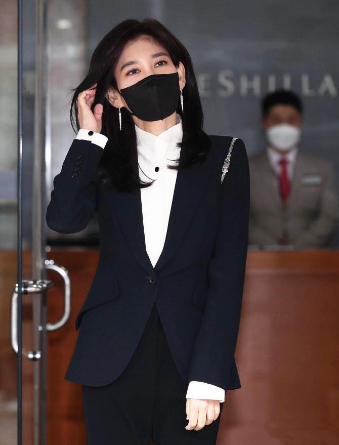 三星公主李富真瘦成纸片人,1.7万的西装还带锁扣,黑白极简也美