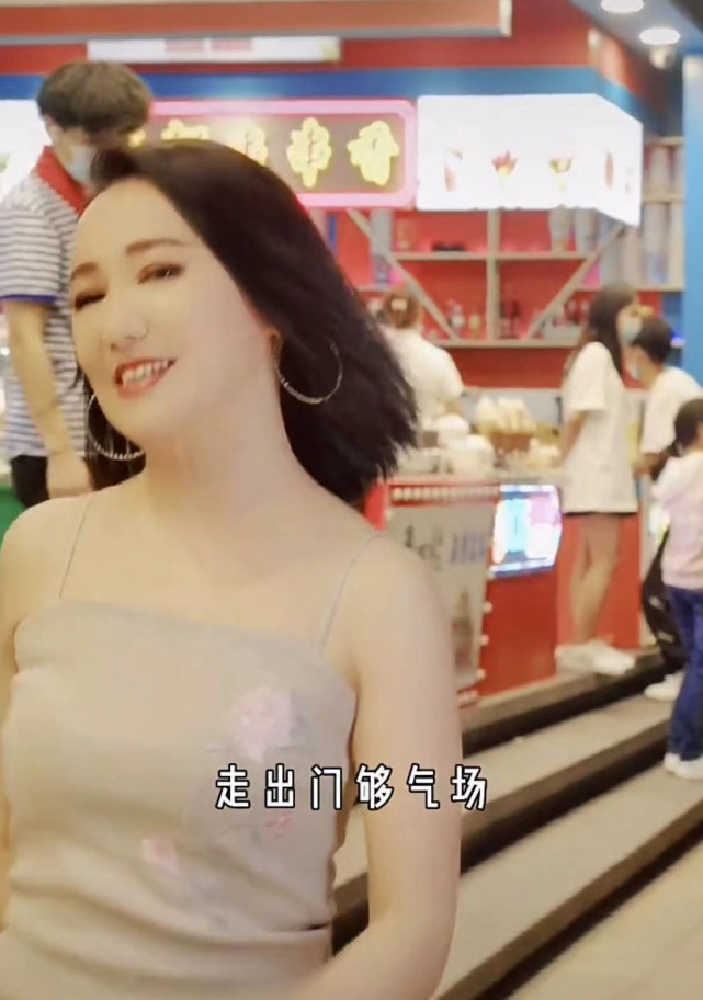 江南才女周艳泓，从玉女变街头网红，不服老却越活越“低廉”！休闲区蓝鸢梦想 - Www.slyday.coM