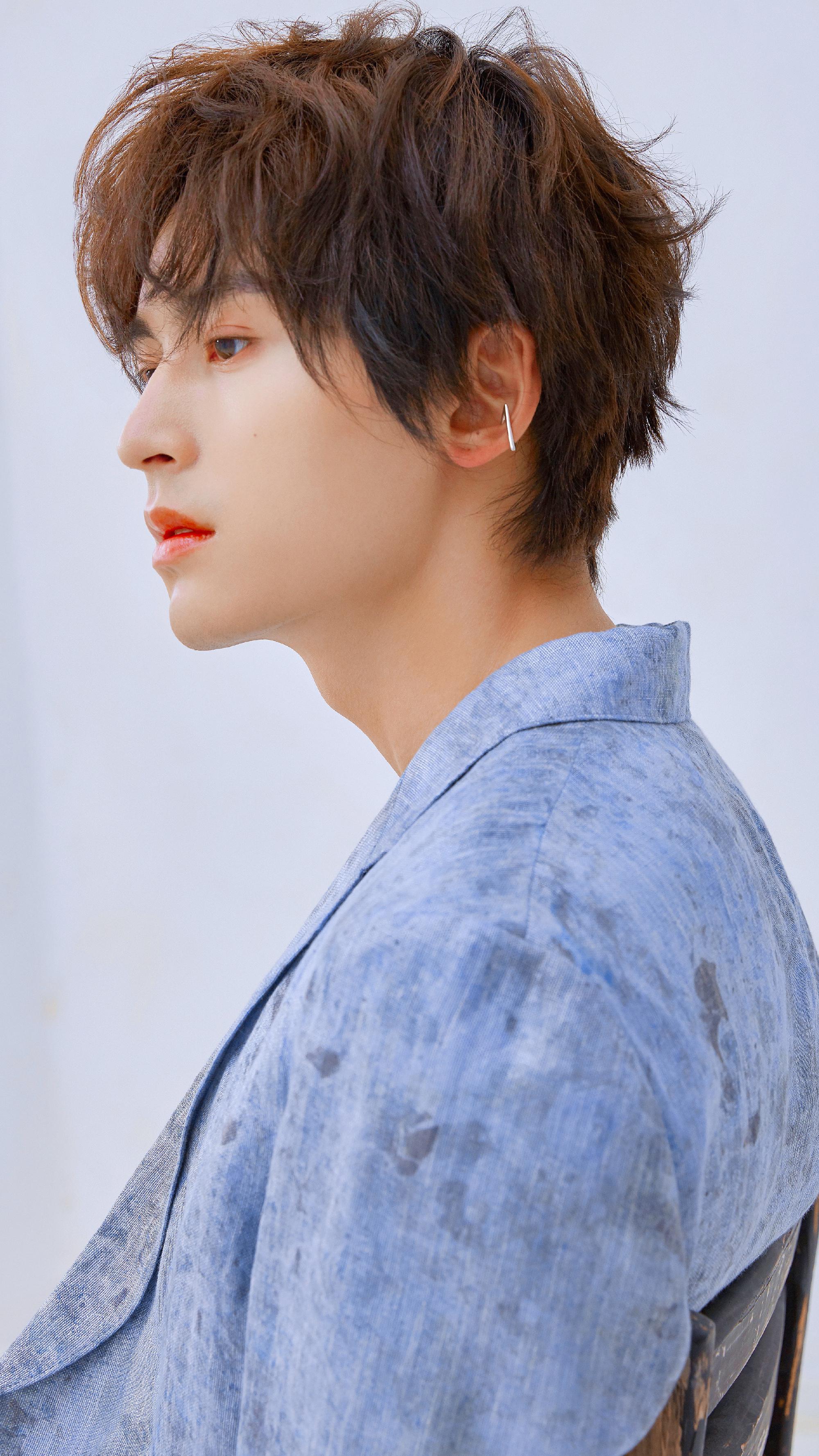 张哲瀚下班路透,无滤镜无美颜,你还认得出吗?