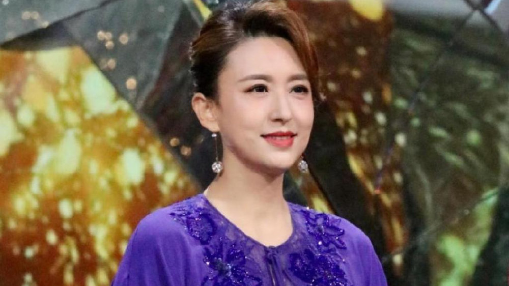 央视主持张蕾的高级感不是吹的,穿紫色连衣裙优雅大气,气质惊艳|央视|张蕾|紫色_新浪新闻