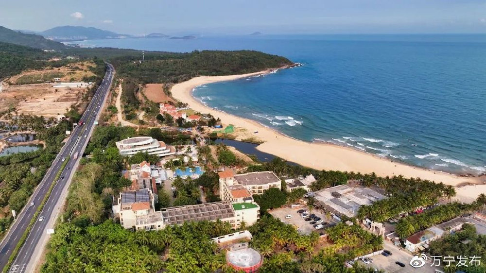 拍客｜海南万宁日月湾（多图）|万宁日月湾全景图|万宁市|日月湾浪花与美景|万宁日月湾全景三张|海南黄金海岸_新浪新闻