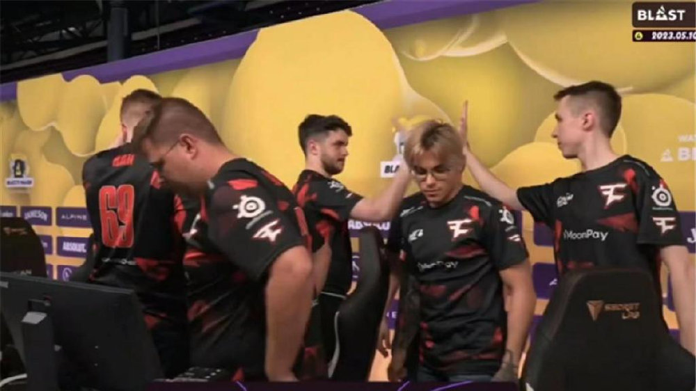 CSGO巴黎major:史上第二个零封出现,Faze雨神发力拿下首胜|雨神|战队|西莫夫_新浪新闻