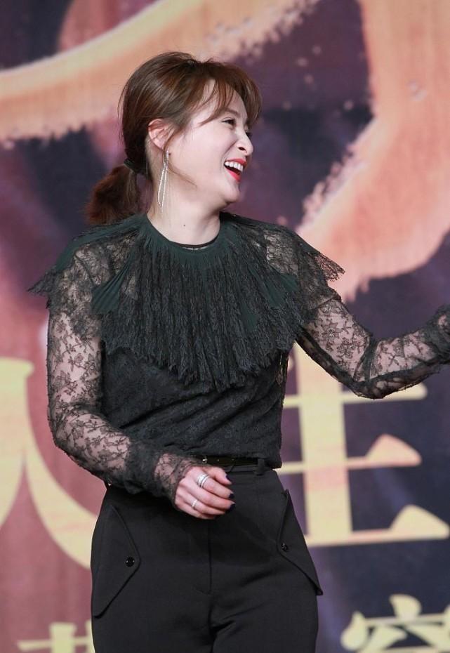 蒋勤勤也难逃中年变化,穿蕾丝上衣显得有点肉,配黑裤潇洒又干练__财经