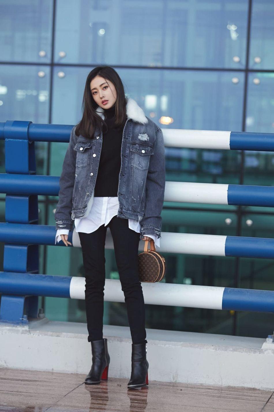 姐妹们偶尔还可以试试中性风或者休闲风的搭配,比如张天爱尝试了牛仔