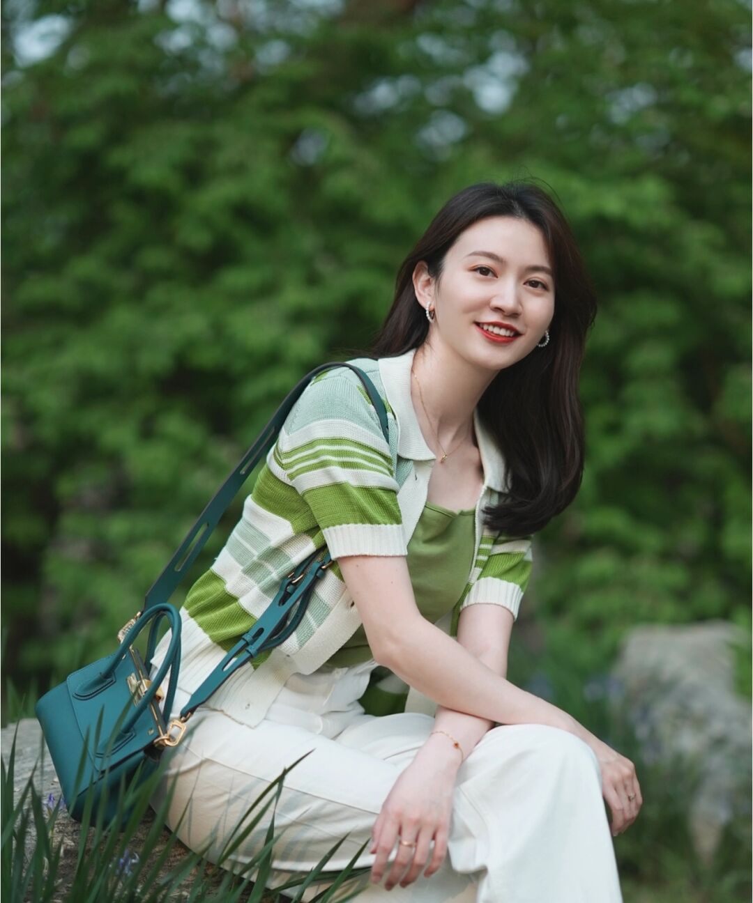 35岁的女人该如何穿优雅时髦针织开衫白色牛仔裤减龄洋气