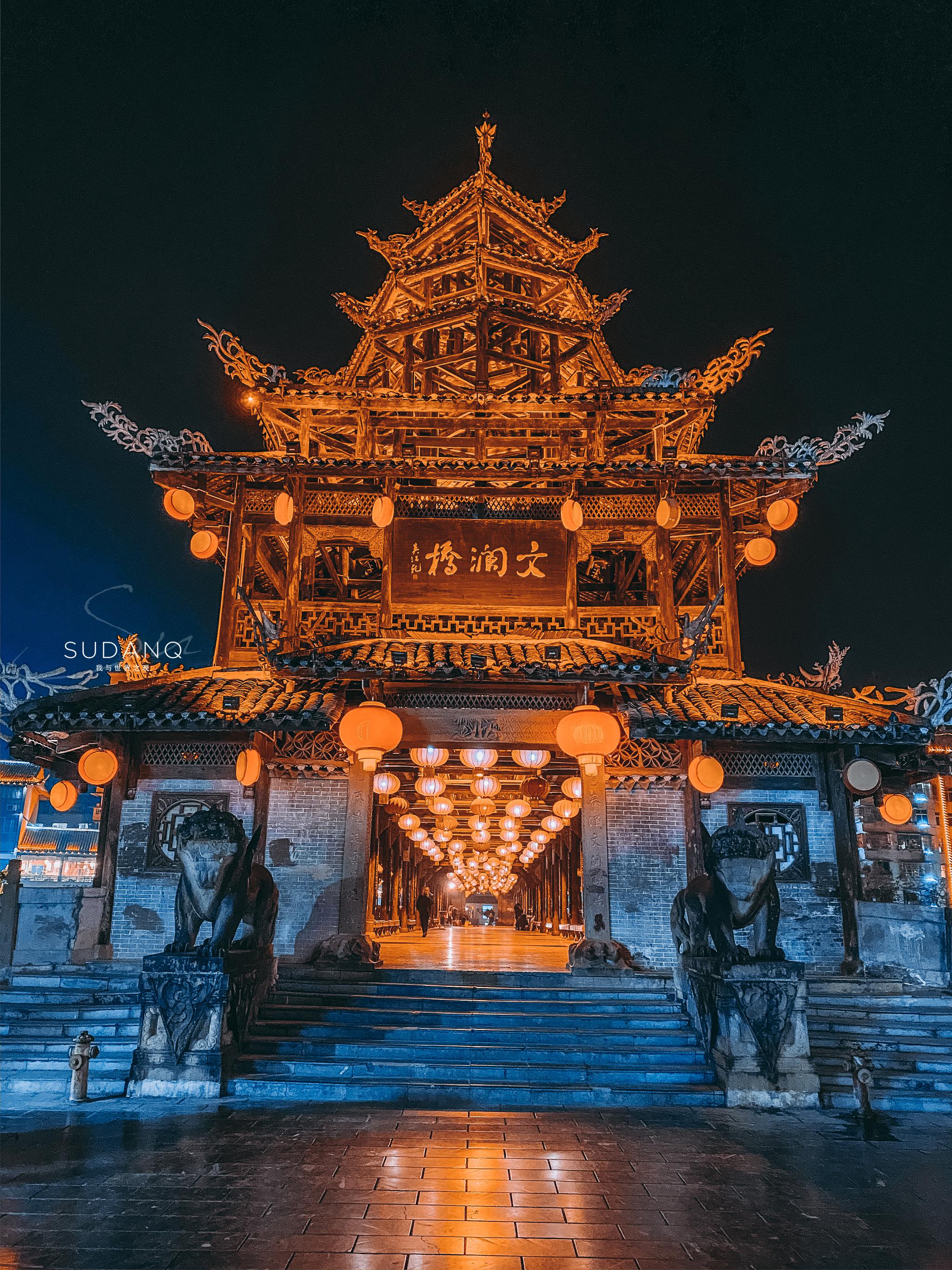 重庆洪崖洞夜景美轮美奂,吸引人无数人去打卡