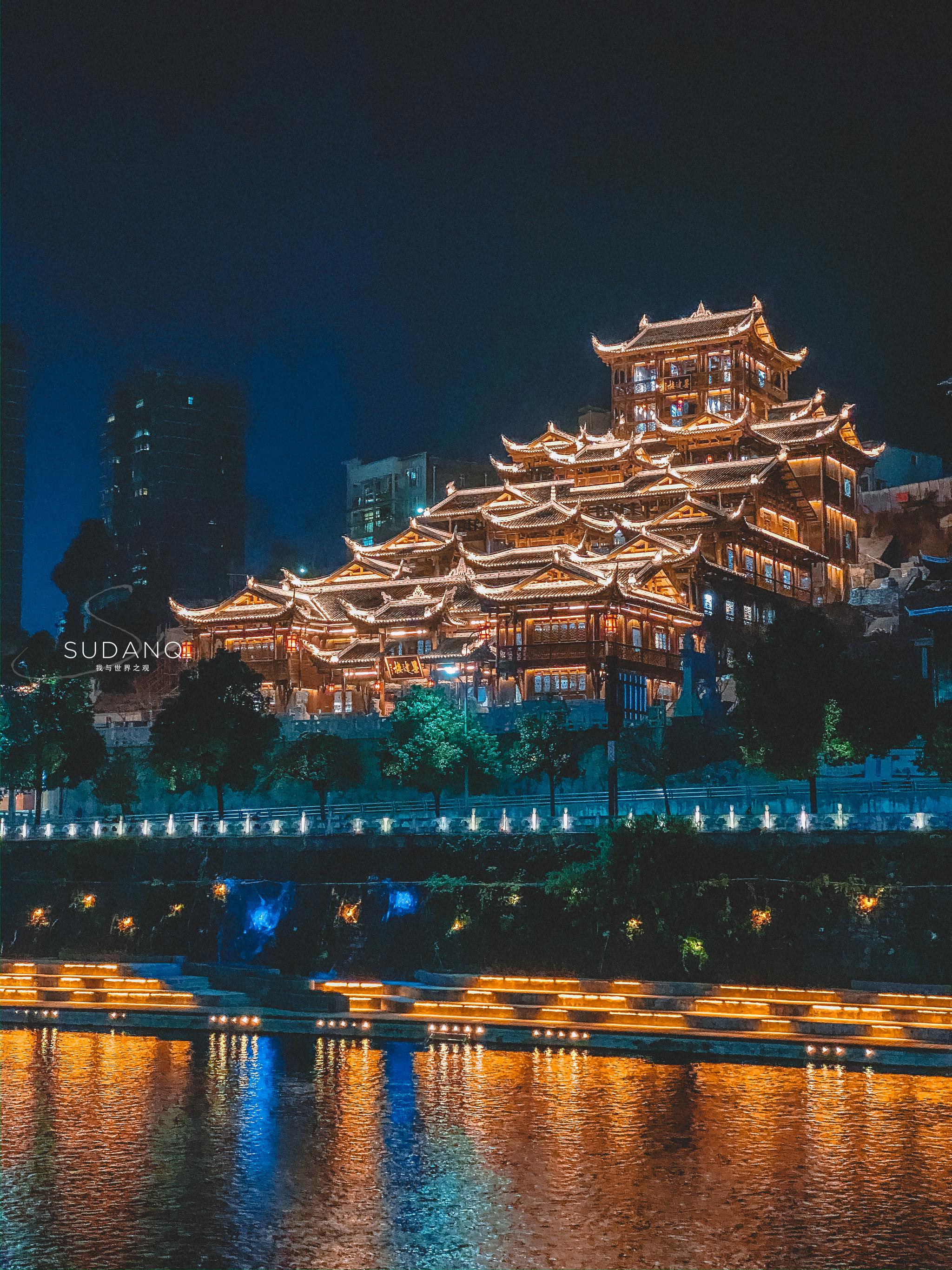 重庆洪崖洞夜景美轮美奂,吸引人无数人去打卡