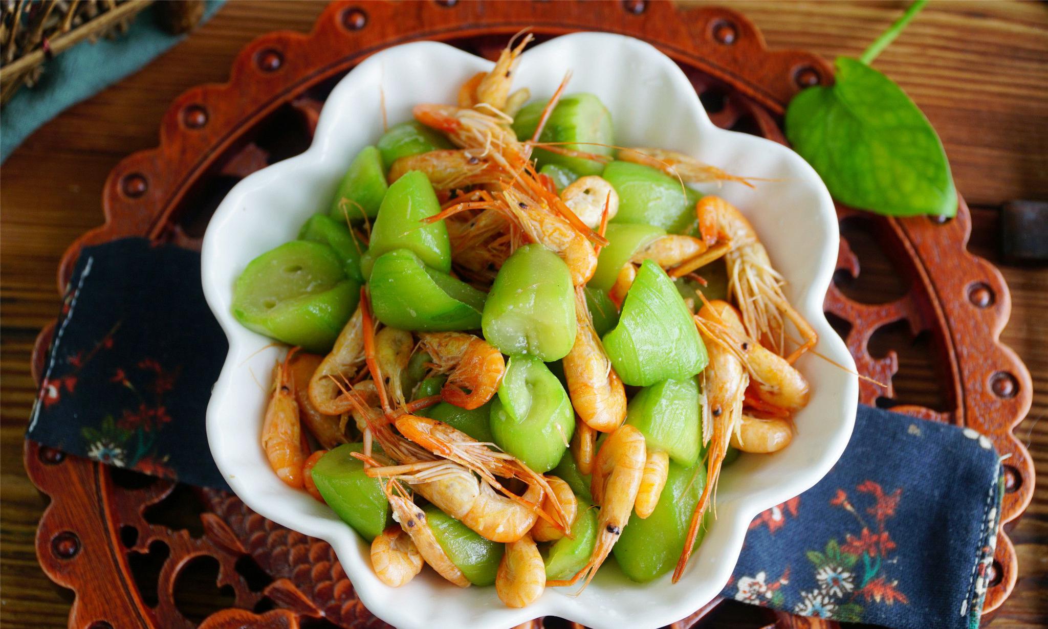 夏天的餐桌上怎么能少得了丝瓜这样的好菜,"夏瓜"说的就是它.