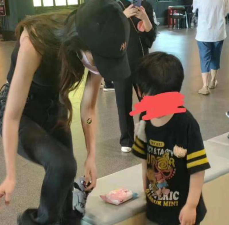 黄晓明全程心思不在儿子身上,一直低头看手机,曾被曝新恋情休闲区蓝鸢梦想 - Www.slyday.coM 黄晓明全程心思不在儿子身上,一直低头看手机,曾被曝新恋情休闲区蓝鸢梦想 - Www.slyday.coM