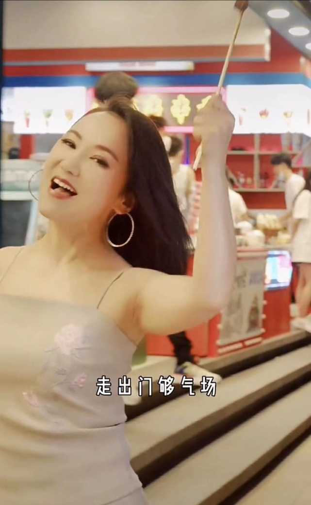 江南才女周艳泓，从玉女变街头网红，不服老却越活越“低廉”！休闲区蓝鸢梦想 - Www.slyday.coM