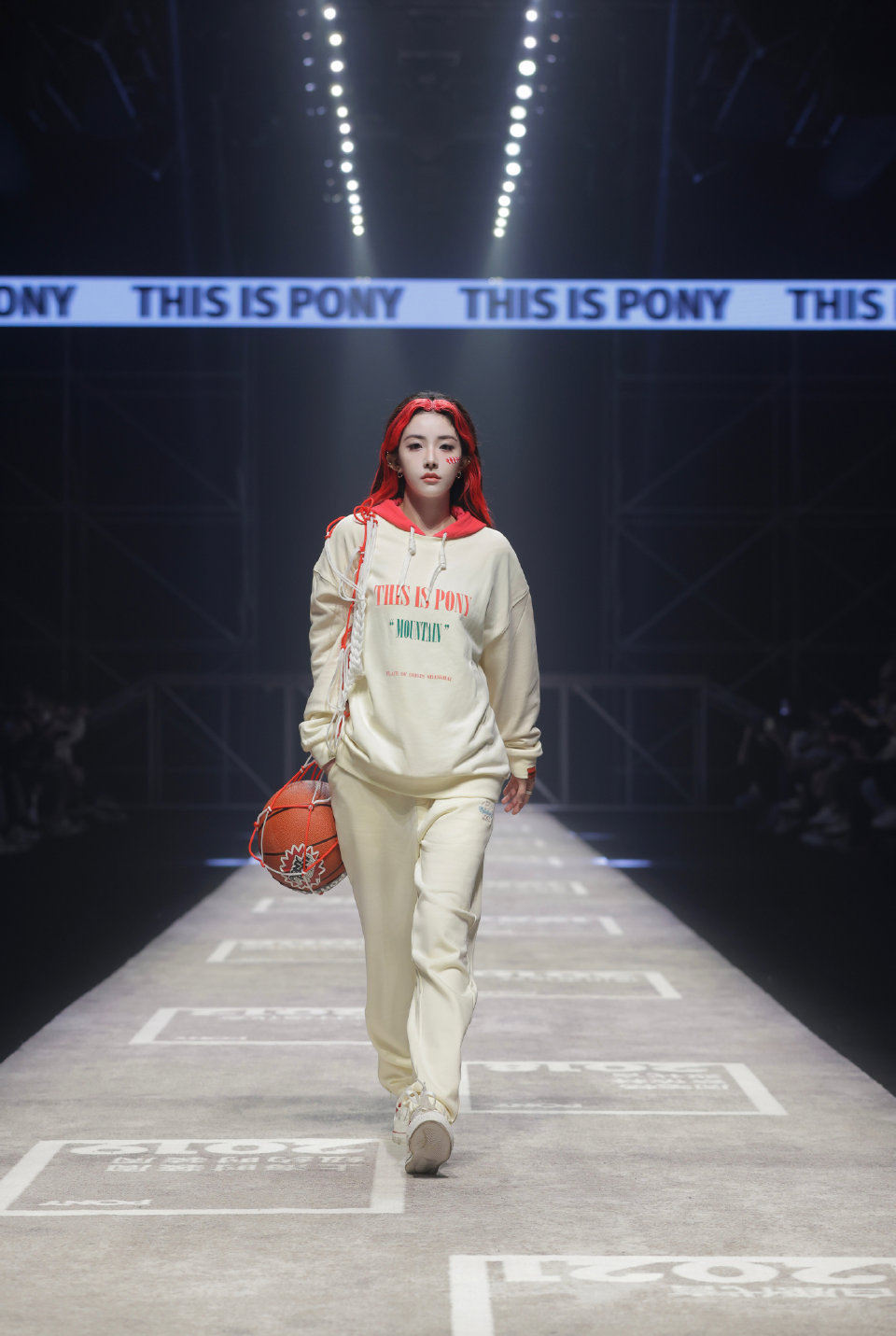 众女星上海时装走秀:白鹿动作潇洒自如,喻言气场十足!休闲区蓝鸢梦想 - Www.slyday.coM 众女星上海时装走秀:白鹿动作潇洒自如,喻言气场十足!休闲区蓝鸢梦想 - Www.slyday.coM