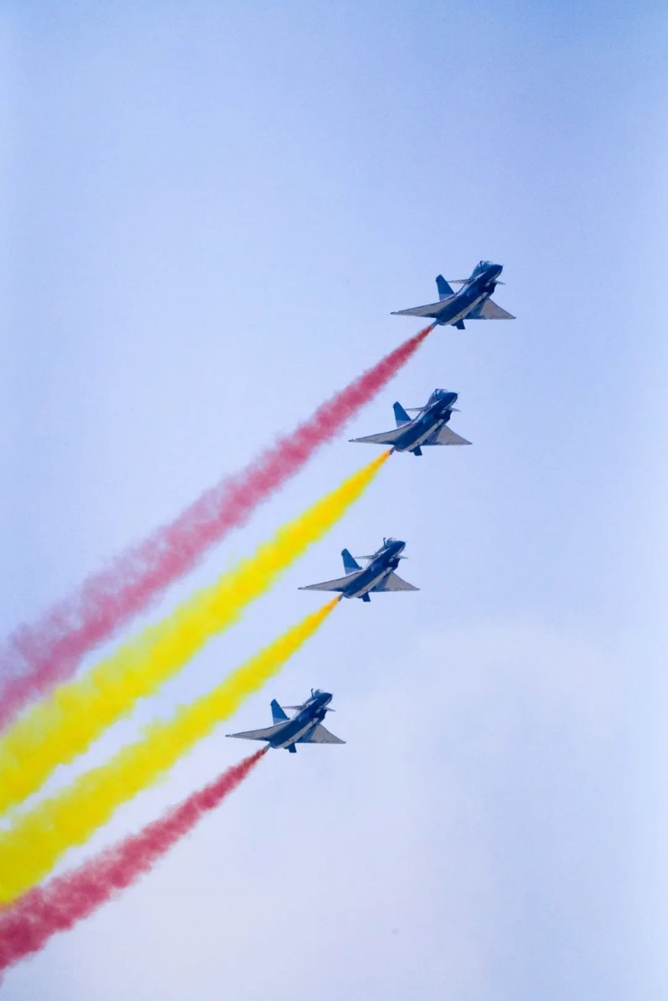 空军飞行表演队拉彩烟为祖国庆生!|彩烟|庆生|空军_新浪新闻