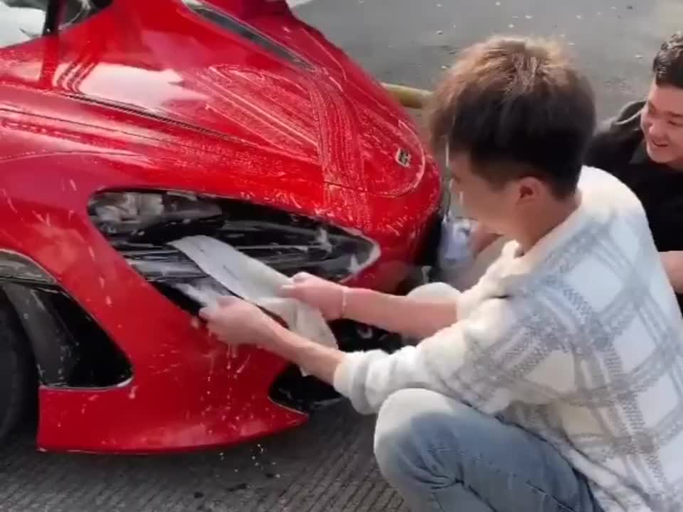 千万网红许华升洗豪车,500万跑车自己洗,能省下30块!