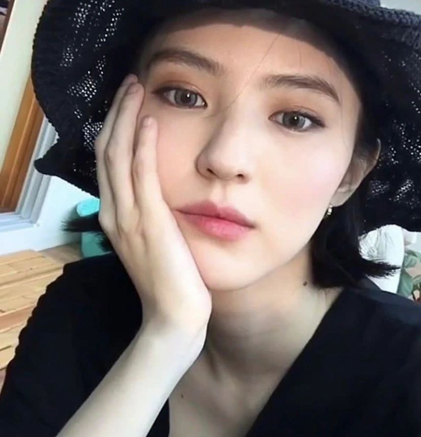 韩素希单手托脸拍照也很酷诶9815|单手|韩素希|拍照_新浪新闻