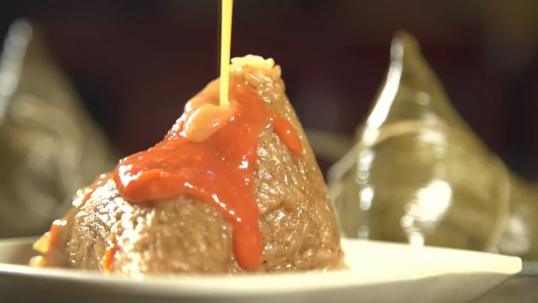 福建泉州端午节传统美食"烧肉粽",馅料丰富,味道香甜可口!