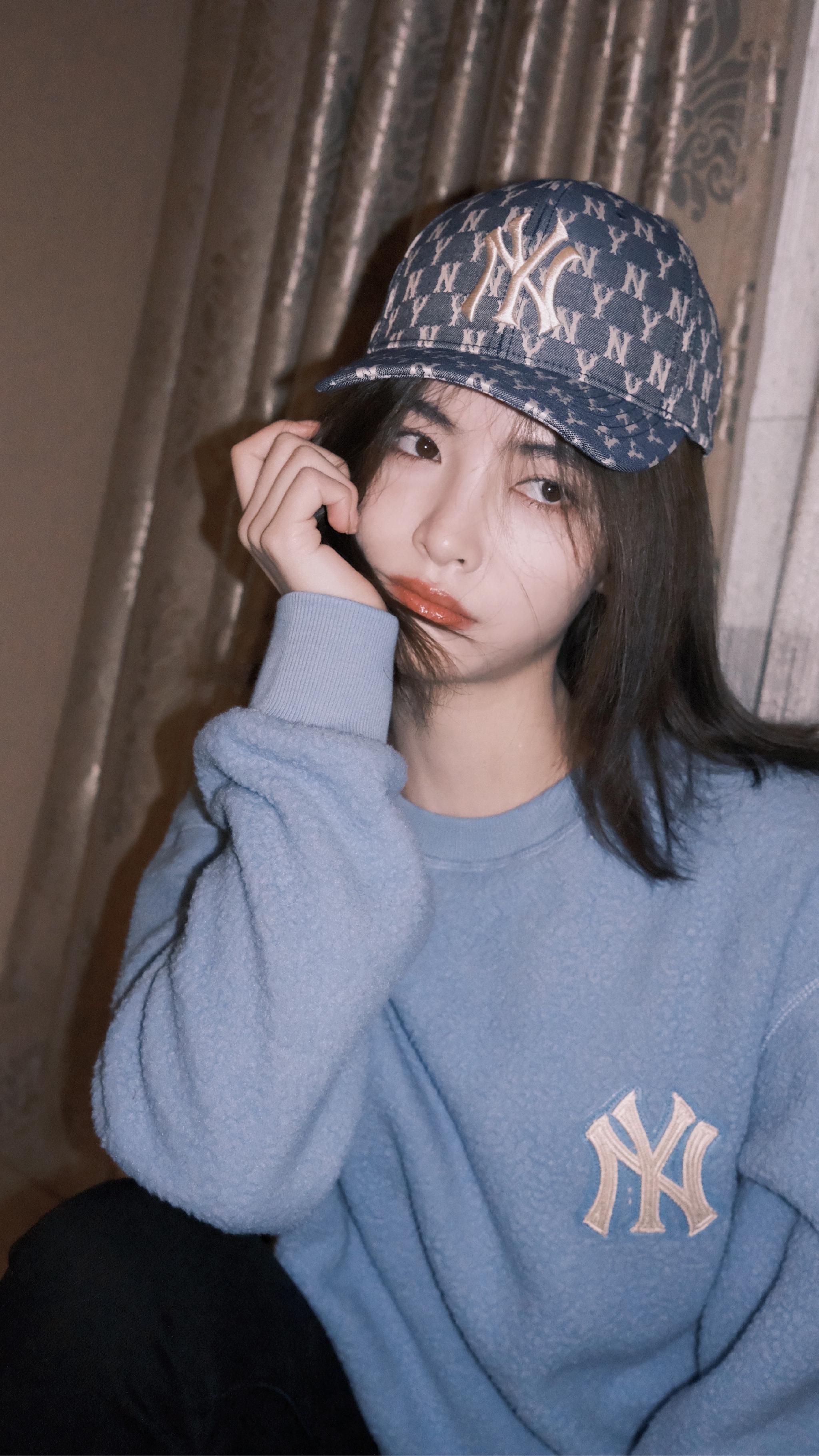 许佳琪今日营业照 一组蓝色氛围感写真,高质量自拍上线!