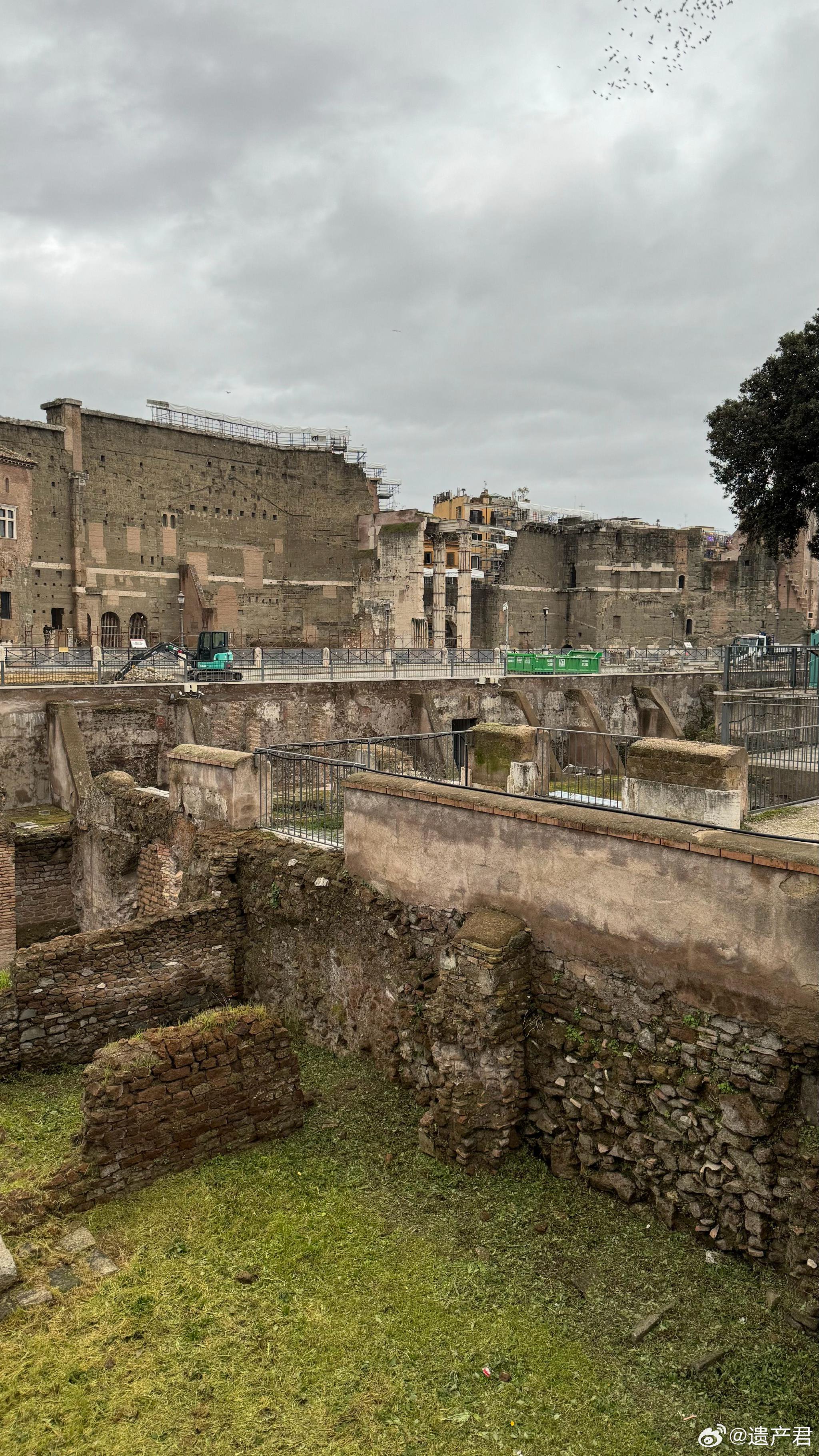 罗马古城就像是一座露天的博物馆,各个时代不同的遗址
