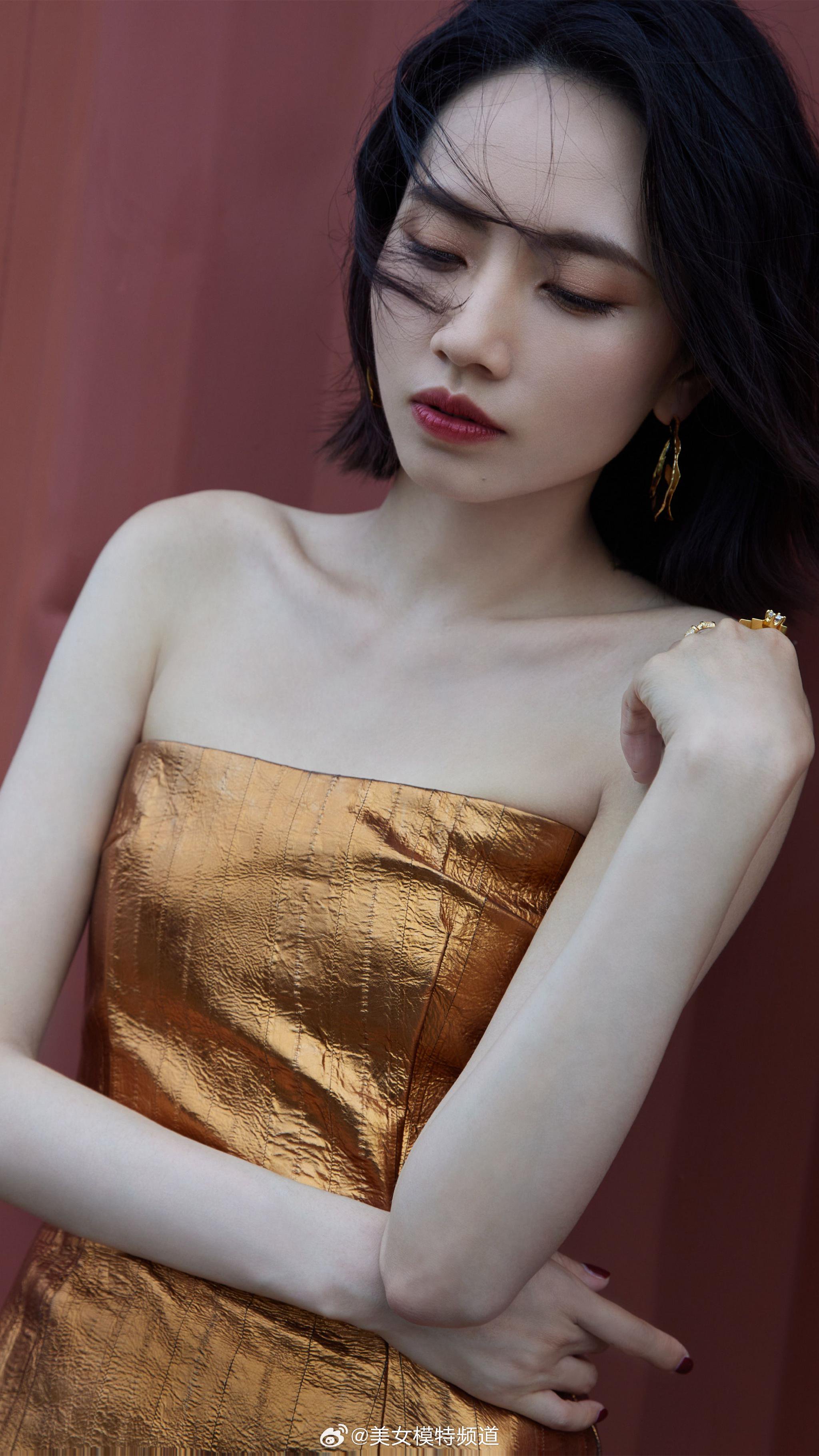 刘惜君一身金色抹胸裙