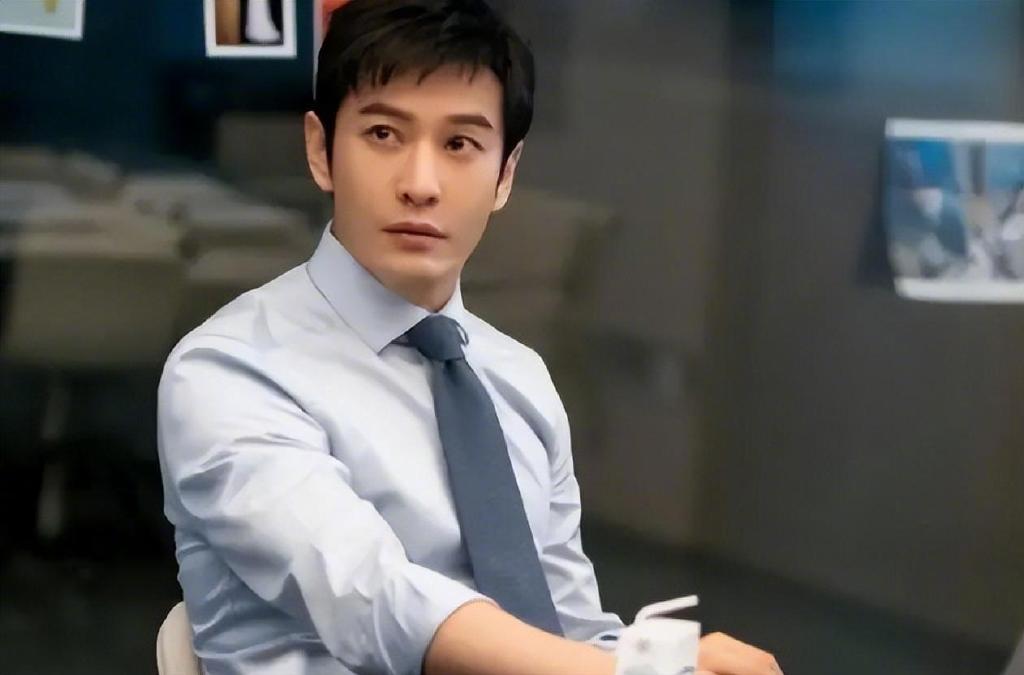 黄晓明全程心思不在儿子身上,一直低头看手机,曾被曝新恋情休闲区蓝鸢梦想 - Www.slyday.coM 黄晓明全程心思不在儿子身上,一直低头看手机,曾被曝新恋情休闲区蓝鸢梦想 - Www.slyday.coM