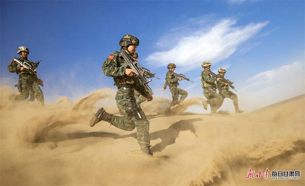 大漠深处展英姿戈壁滩上炼意志武警甘肃总队酒泉支队特战队员开展野外