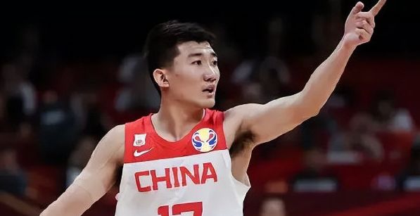 孙铭徽拿球砸人！大学生动作太隐蔽，球迷：欺负学生？休闲区蓝鸢梦想 - Www.slyday.coM