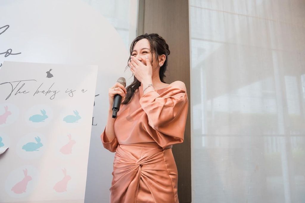 32岁丁巧唯宣布二胎怀女,邱泽许玮甯同框现身,甜蜜祝贺迎好孕
