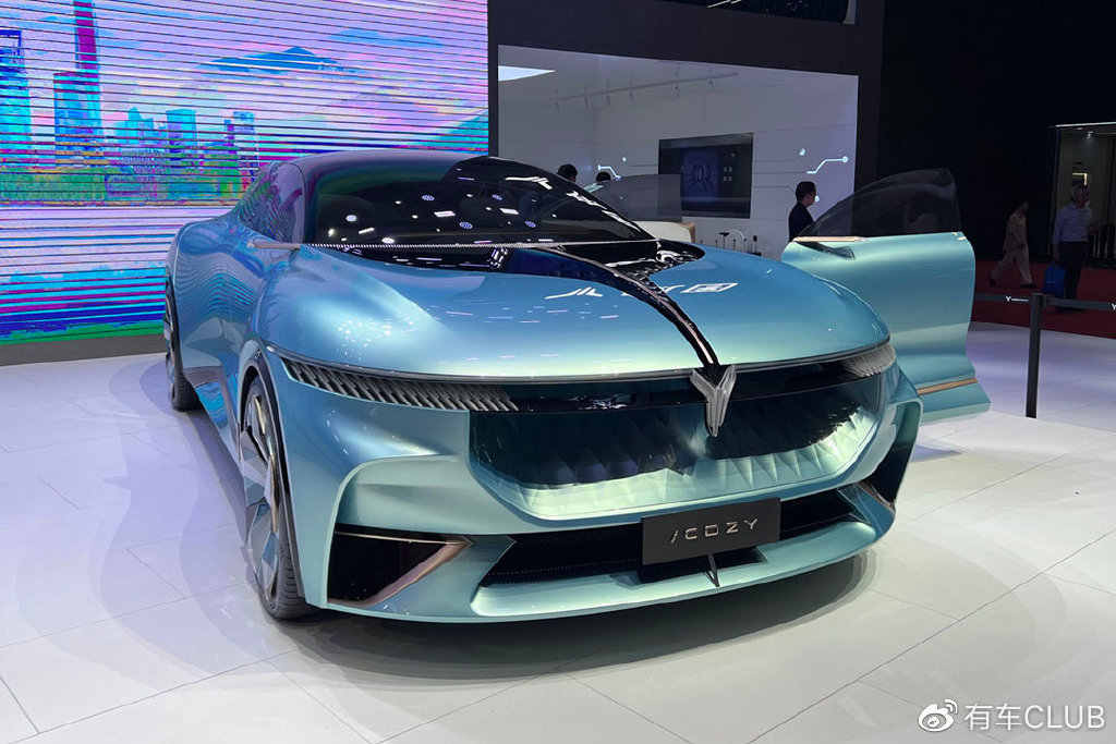 外观方面,岚图icozy概念车采用了极具未来感的设计