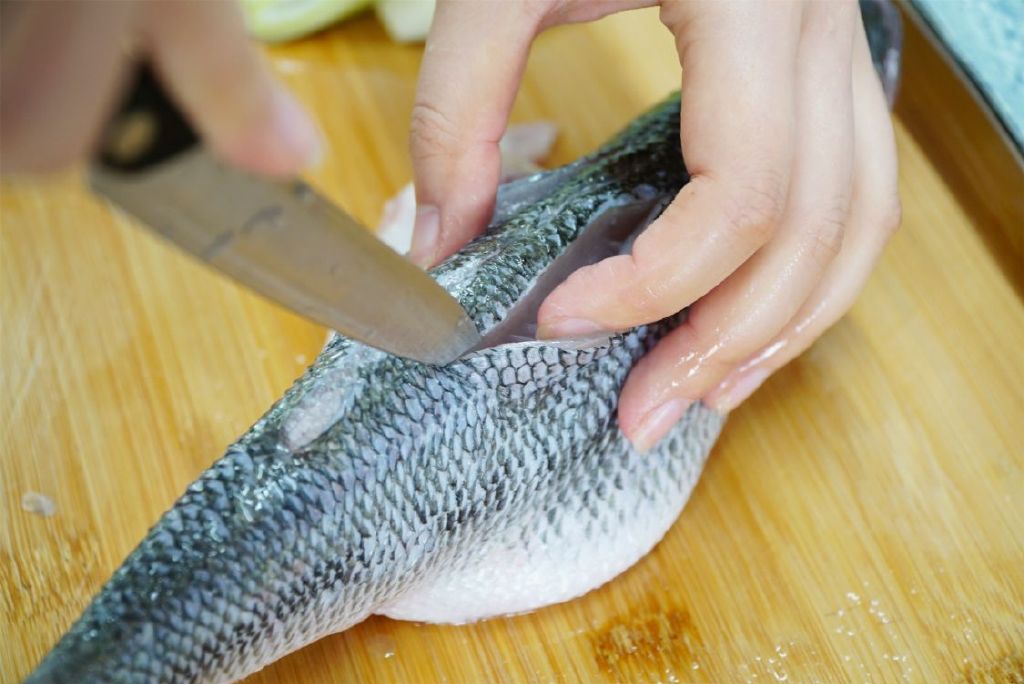 清蒸鲈鱼蒸几分钟蒸鱼豉油什么时候放蒸的好吃不腥有讲究