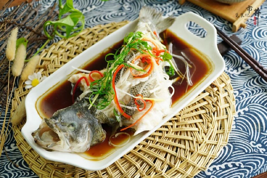 清蒸鲈鱼蒸几分钟蒸鱼豉油什么时候放蒸的好吃不腥有讲究