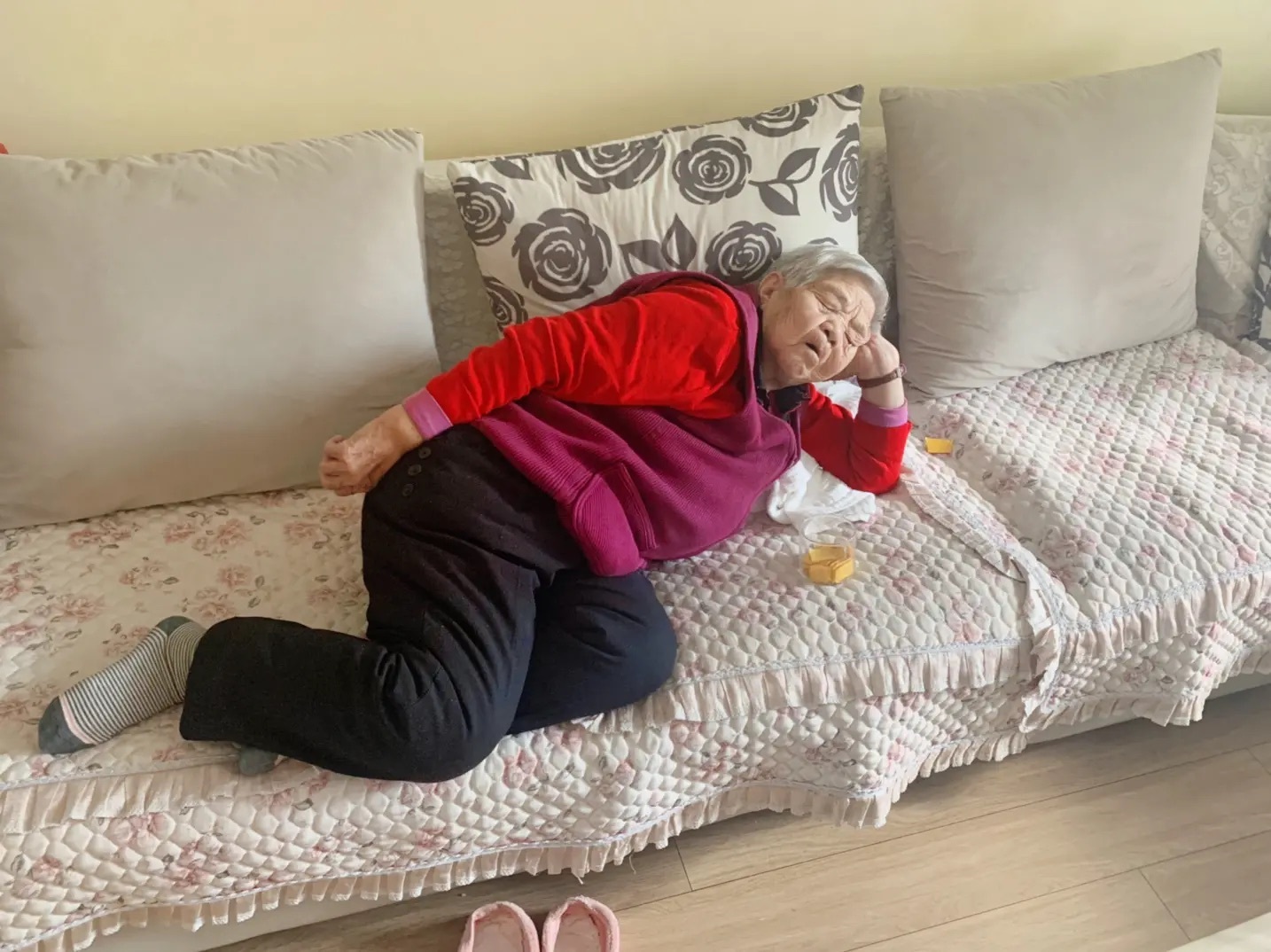 80多岁的奶奶随时随地都可以睡着