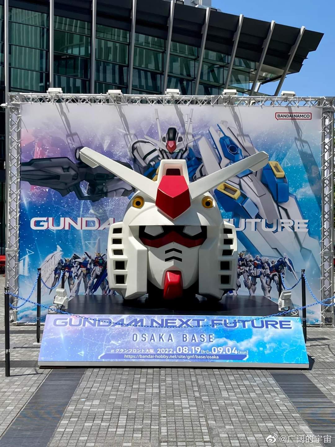 万代在大阪梅田展示的「1/1 实物大高达头像」__财经头条