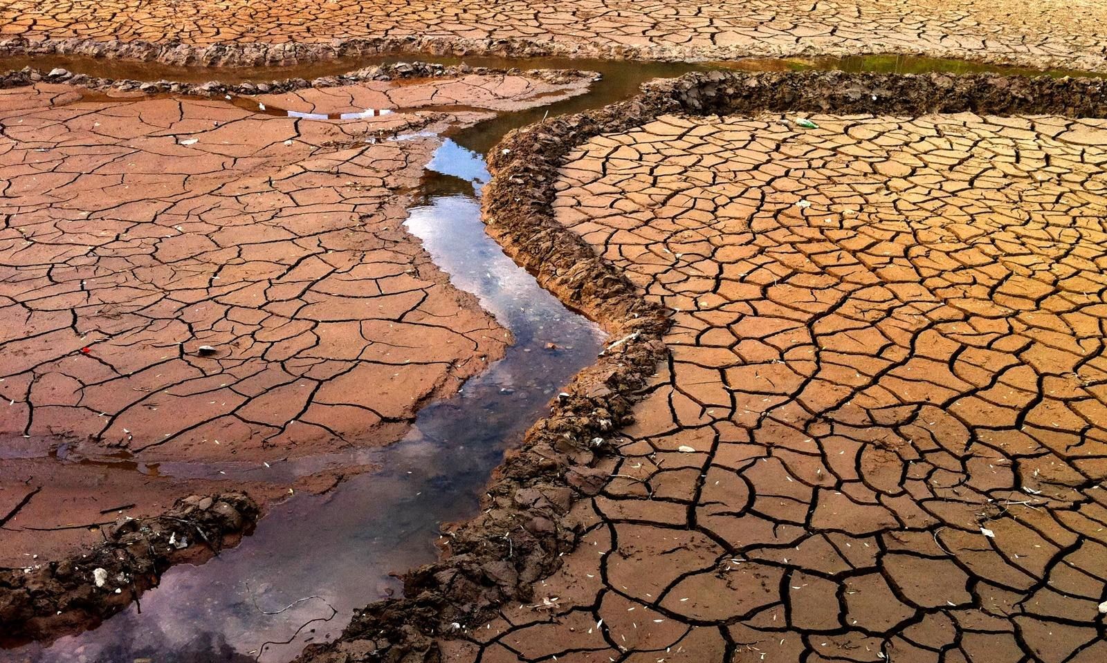 在前一段时间,死海潟湖的湖水突然全部都变成了血红色,这与圣经中所