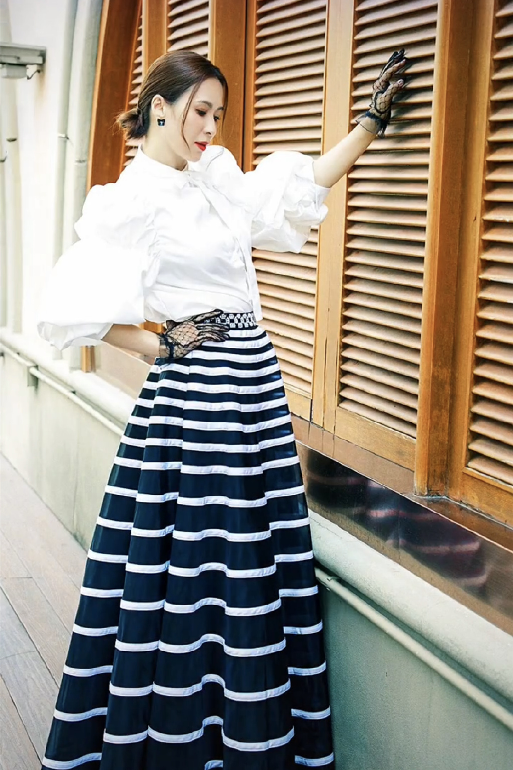 52岁梁琤定居深圳做学徒跨界学习时尚近照被赞依然魅力十足