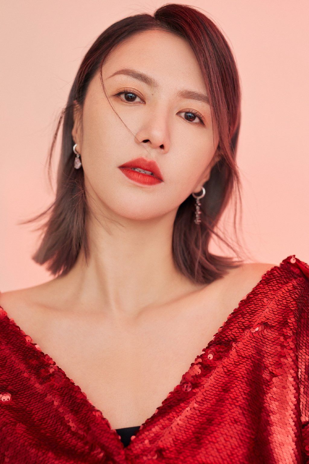 谭维维|亮片红裙性感写真