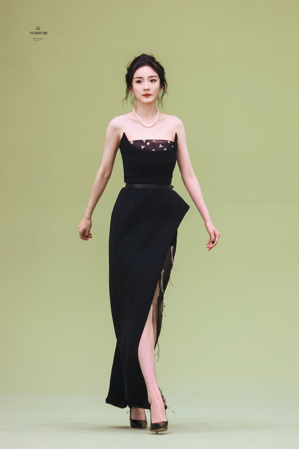 杨幂最新活动造型饭拍图 盘发高开叉黑裙造型，这腿长真是绝了！