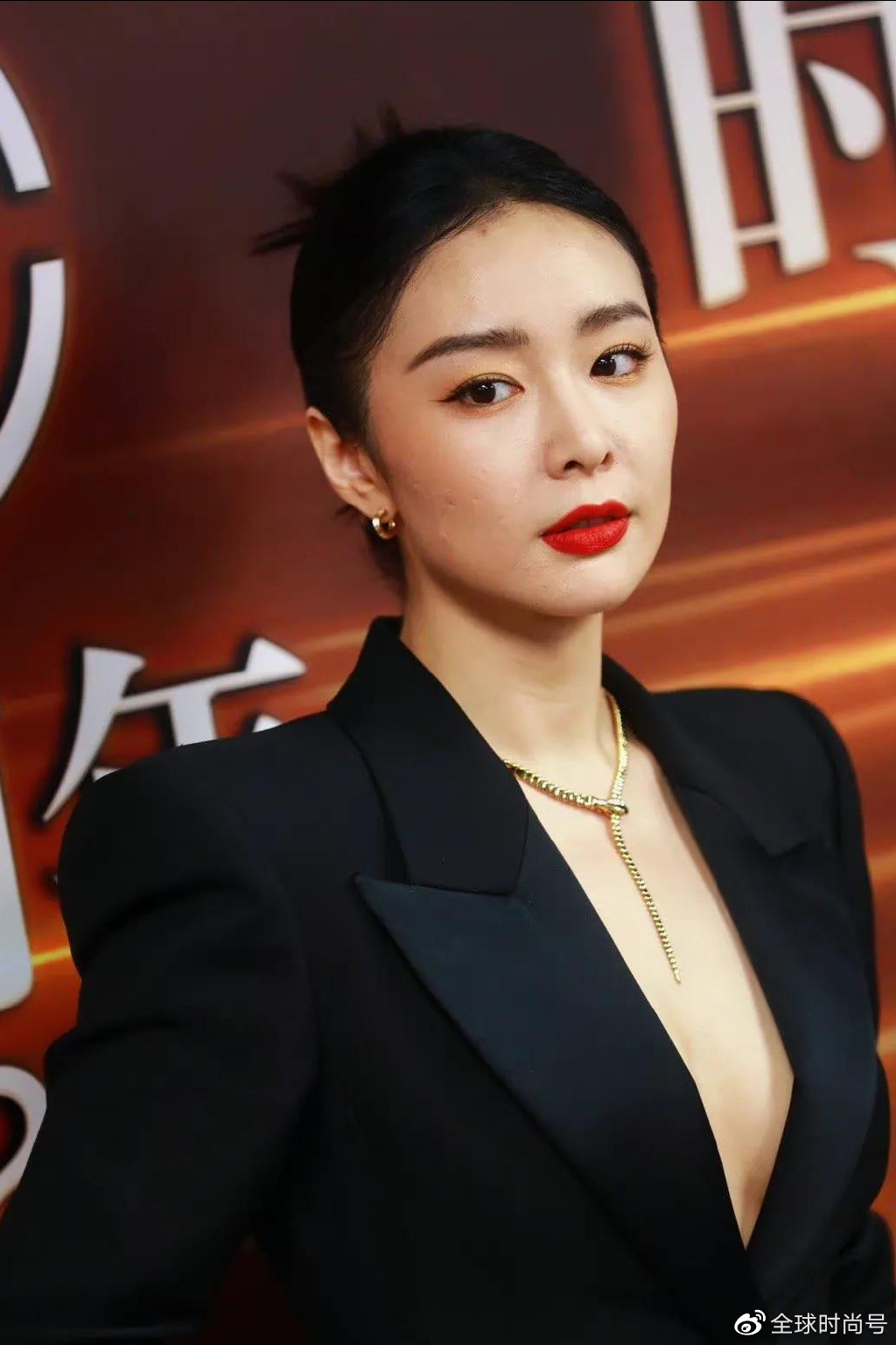 高叶穿真空西装走红毯,被倪妮的低胸装抢镜,张天爱一身黑太飒