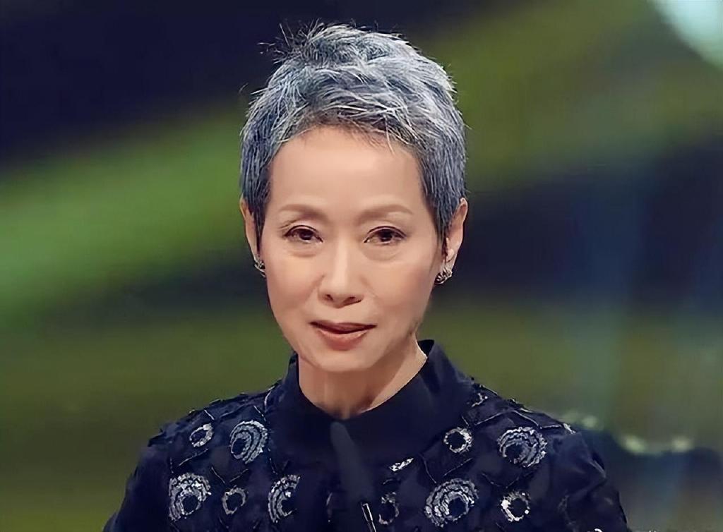 看了60岁叶童穿搭，才明白，女人心态决定年龄，性格决定穿搭