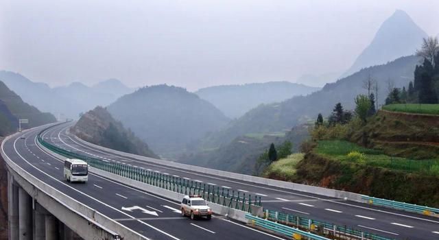 路线走向起点为天柱县高酿镇附近,在高酿镇设置t型互通连接松从高速