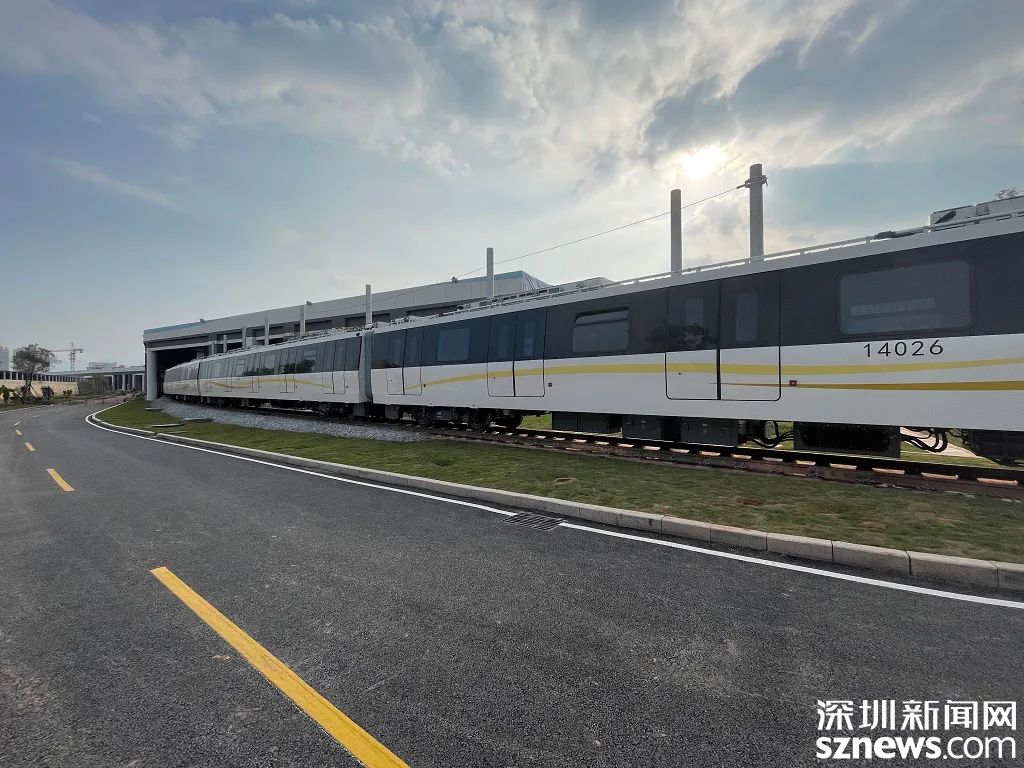 深圳地铁14号线列车首次亮相实现全自动无人驾驶