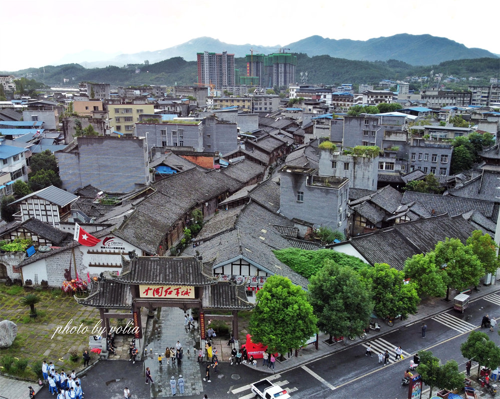 中国红军城由文昌街,王庙街,龙潭街三条主要街道和木市巷,何家巷两条