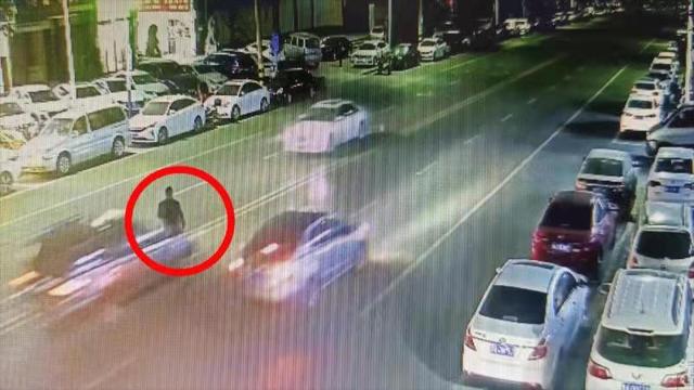 男子醉驾将路人撞飞后众目睽睽下逃逸，路人急报警半小时内抓获嫌疑人休闲区蓝鸢梦想 - Www.slyday.coM