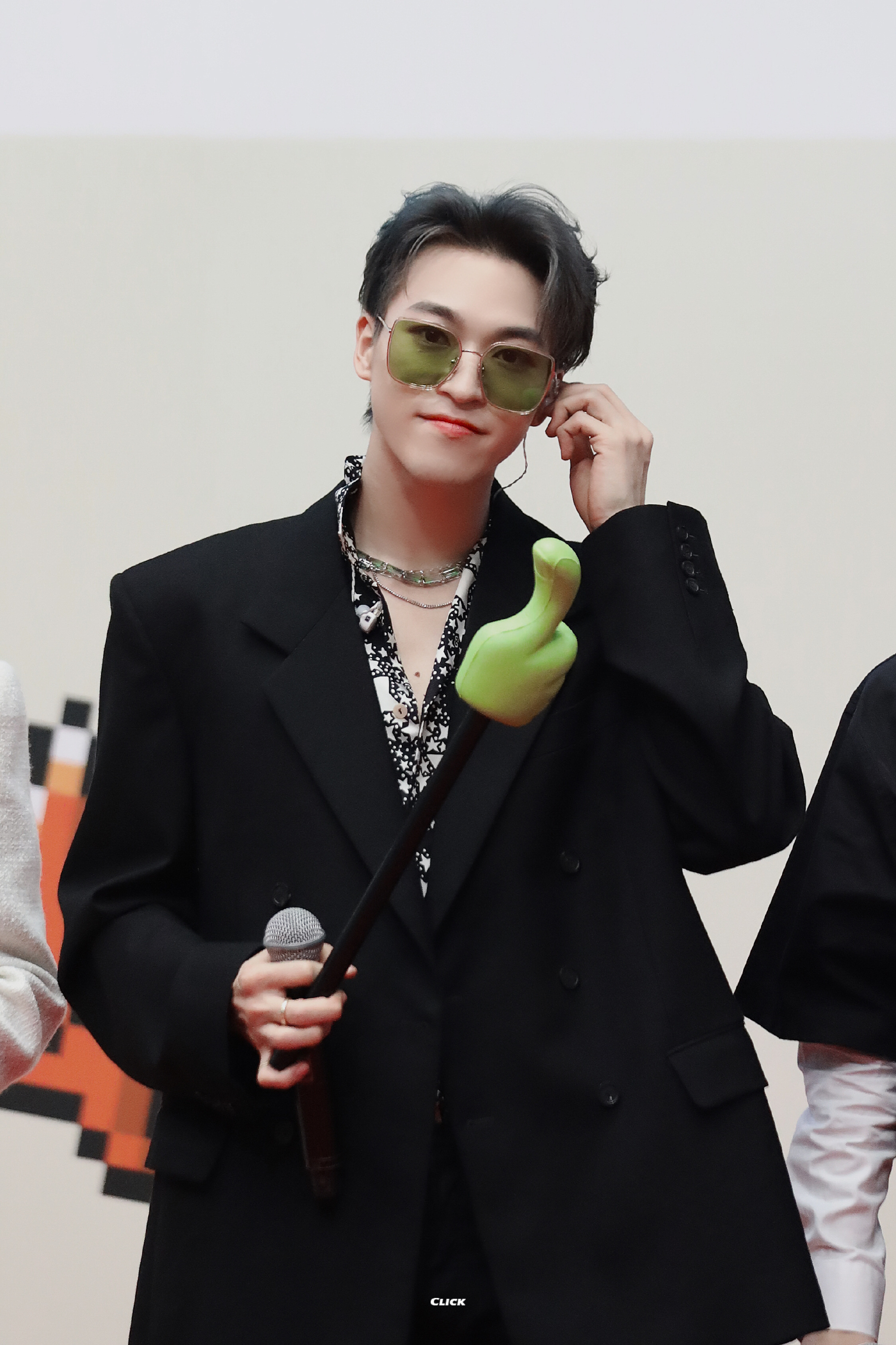 赞多 饭拍视频～ 黑色西装花衬衫,绿色墨镜点个赞!