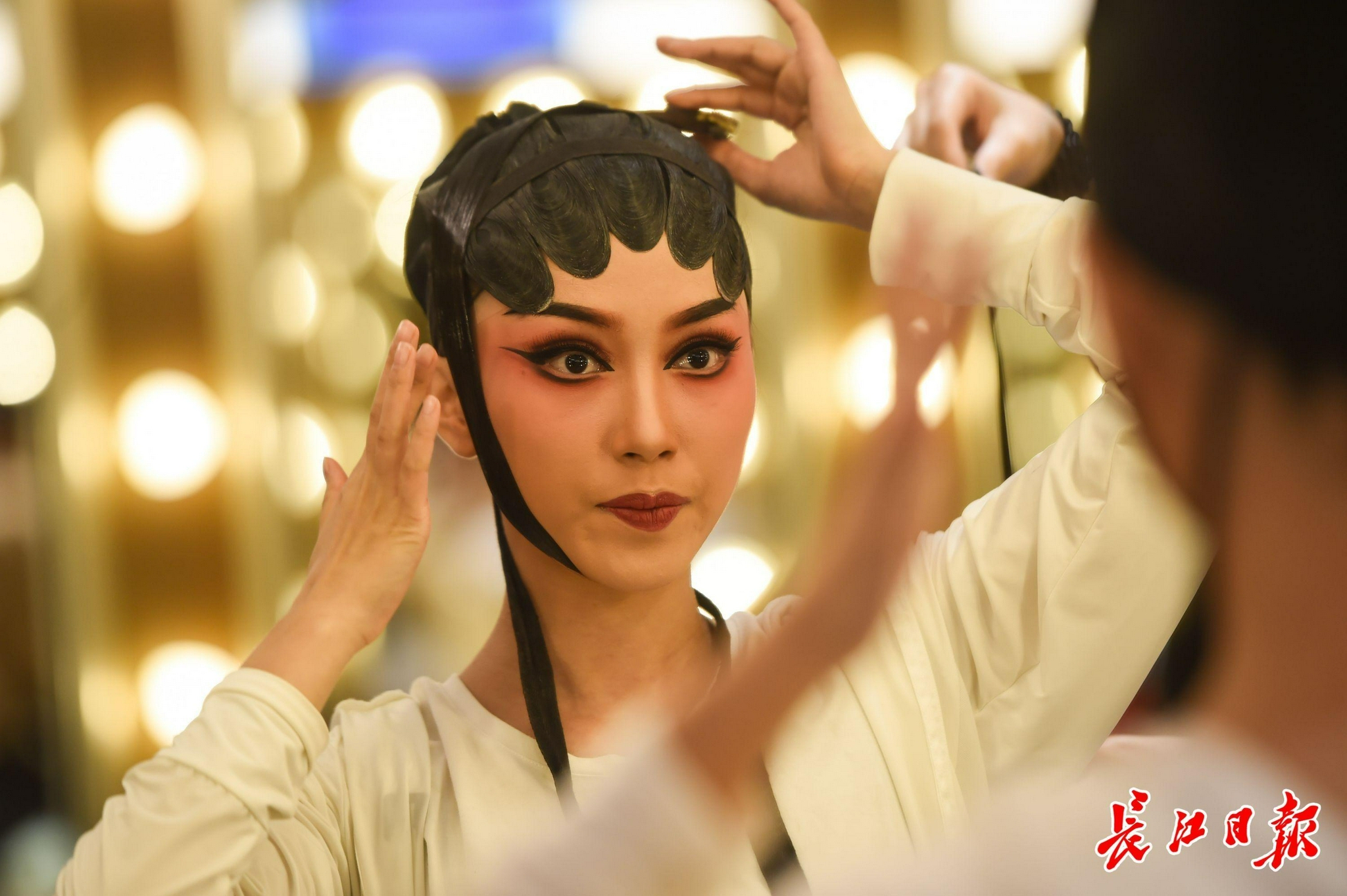 "白素贞"曾小敏来汉,被年轻戏迷团团围住|白蛇传·情|曾小敏|粤剧