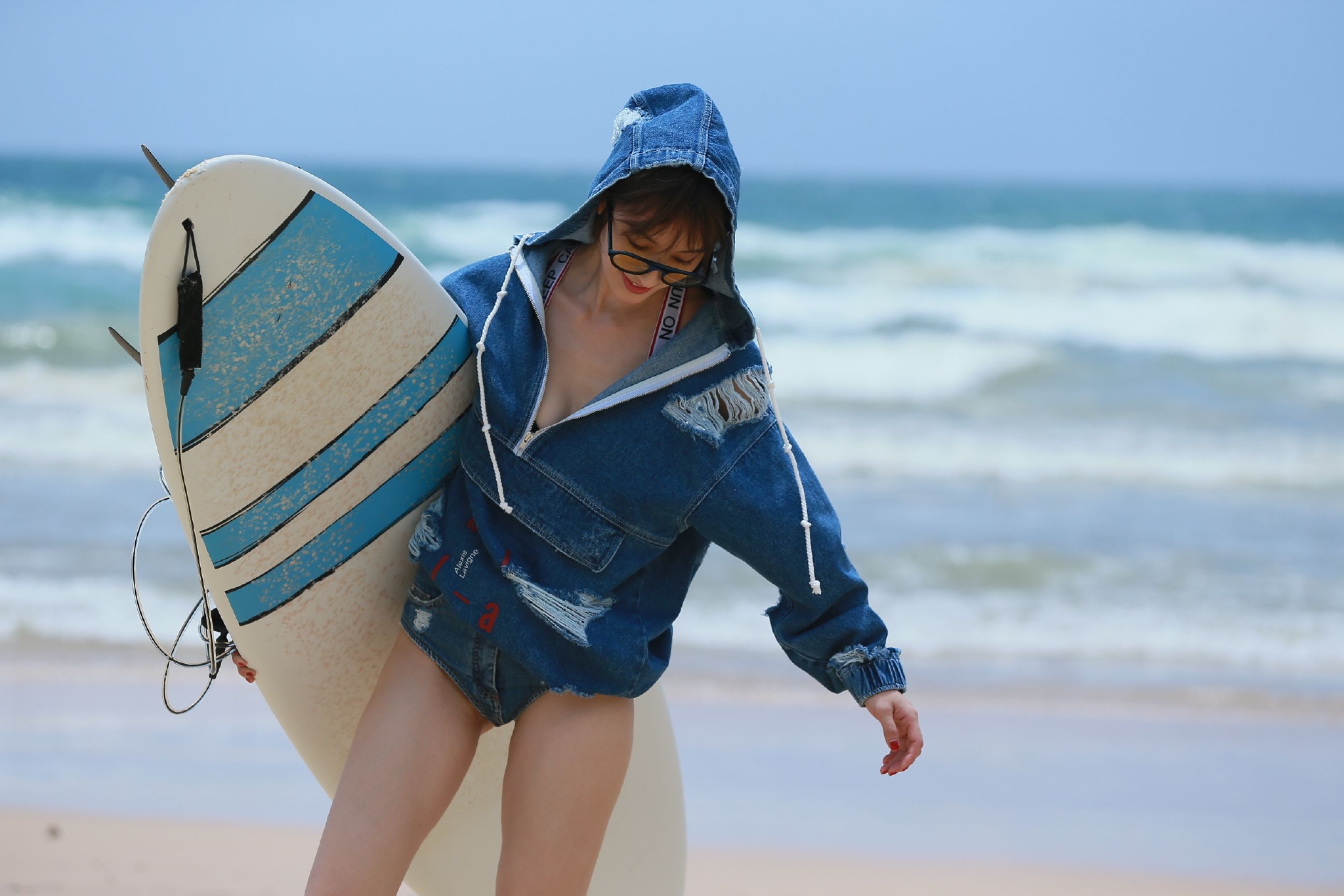 张俪沙滩冲浪大片